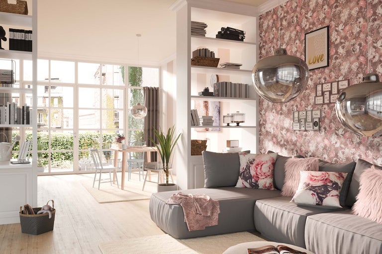 Helles Wohnzimmer mit grauem Sofa, Esstisch und Blumentapete für eine freundliche Atmosphäre.