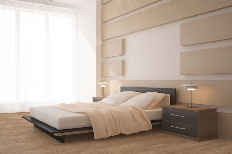 Schlafzimmer mit Doppelbett, Nachttischen und Lampen