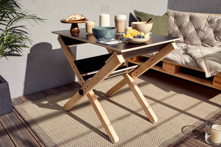 Table pliante en bois avec nourriture et boissons à l'extérieur