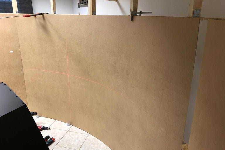 Innenausbau mit Holzplatten und Werkzeugen