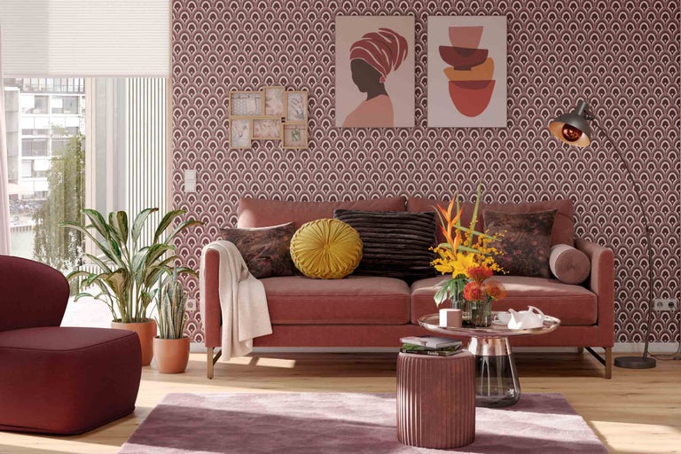 Wohnzimmer mit Sofa, Sessel, Couchtisch, Stehlampe, Zimmerpflanzen und dekorativer Wandgestaltung