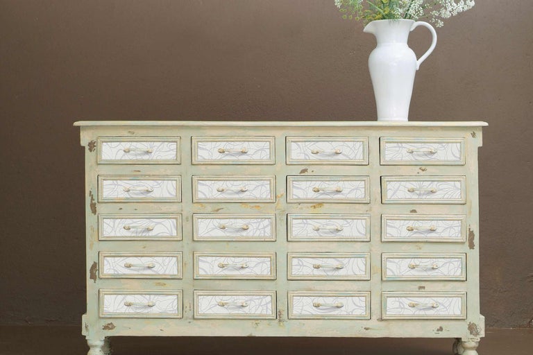 Commode avec de nombreux tiroirs et vase de fleurs