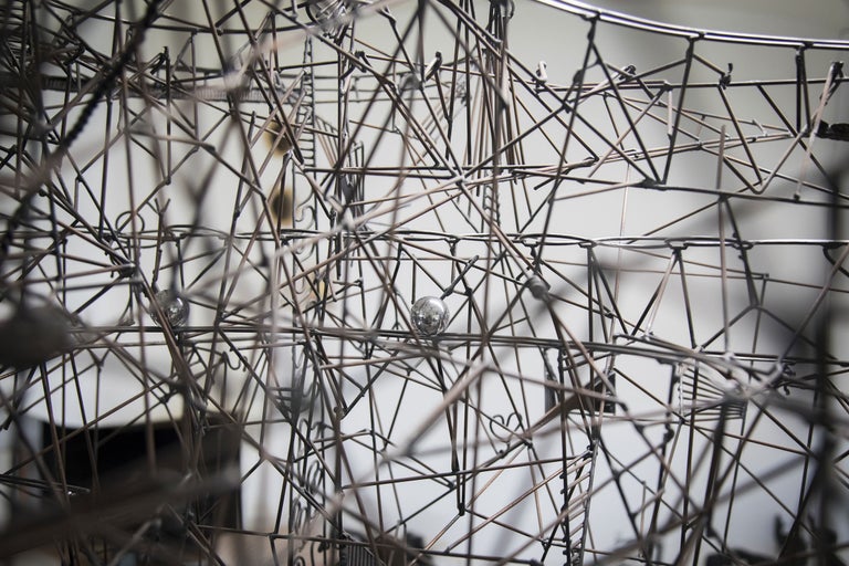 Detailaufnahme einer Kugelbahn mit Stahlkonstruktion