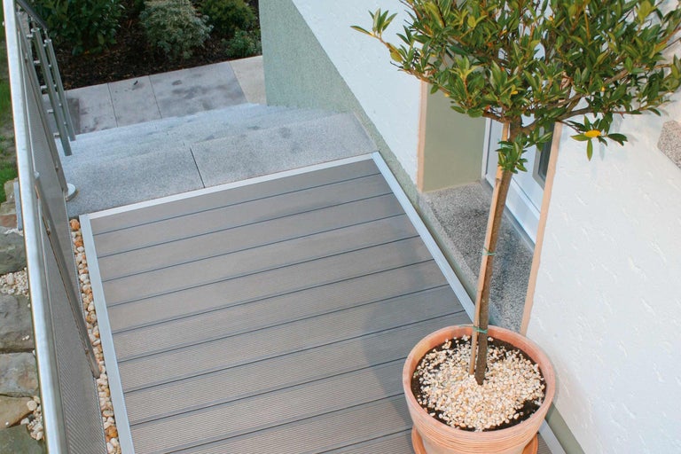 Terrasse avec dalles en bois et pot de fleurs