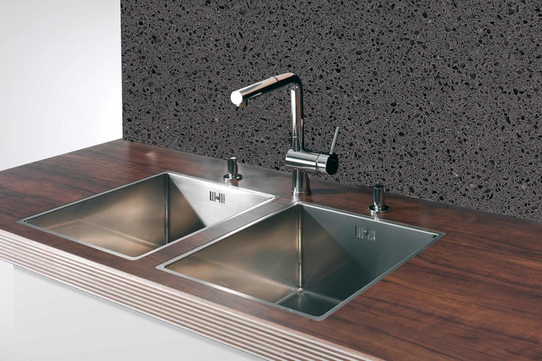 Évier de cuisine avec double bac, robinet et plan de travail aspect bois