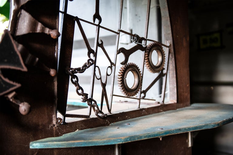 Vitrine décorative avec des engrenages, des clés et une chaîne comme décoration