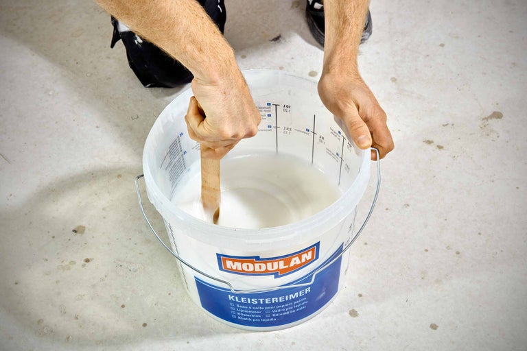 Éliminer la colle à tapisser