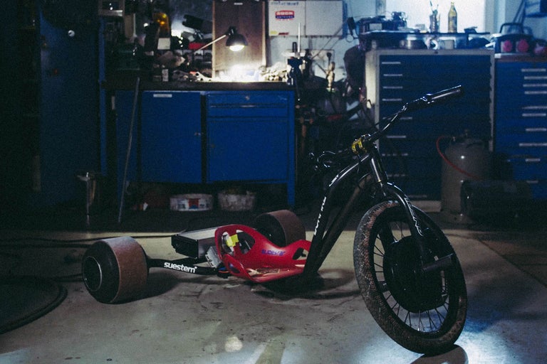 Drift Trike in einer Werkstatt mit Werkzeugschränken im Hintergrund