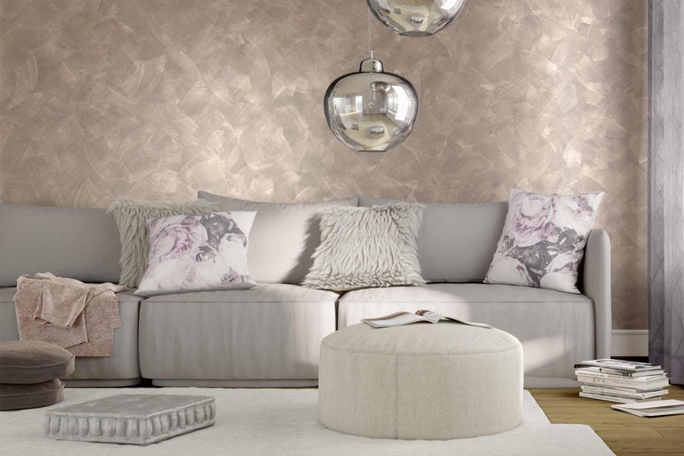 Salon lumineux avec canapé, coussins, pouf et décoration murale