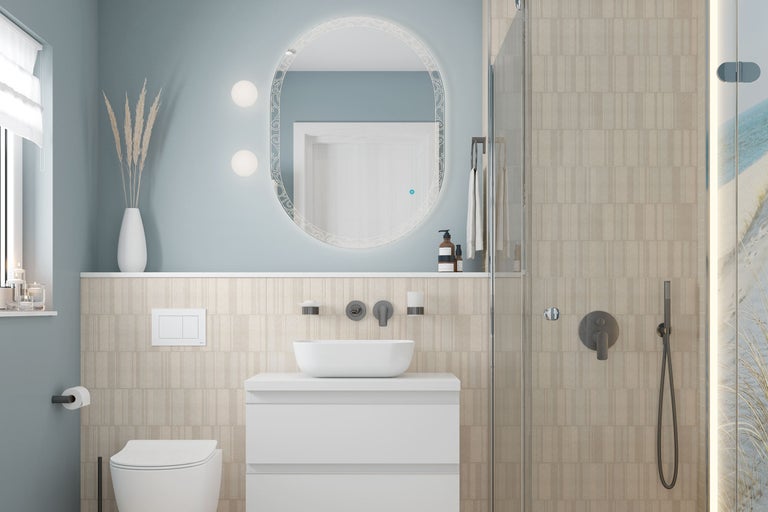 Salle de bain lumineuse avec lavabo, miroir, douche et toilettes