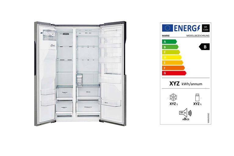 Geöffneter Side-by-Side Kühlschrank mit Energieeffizienzklasse B und Energieetikett