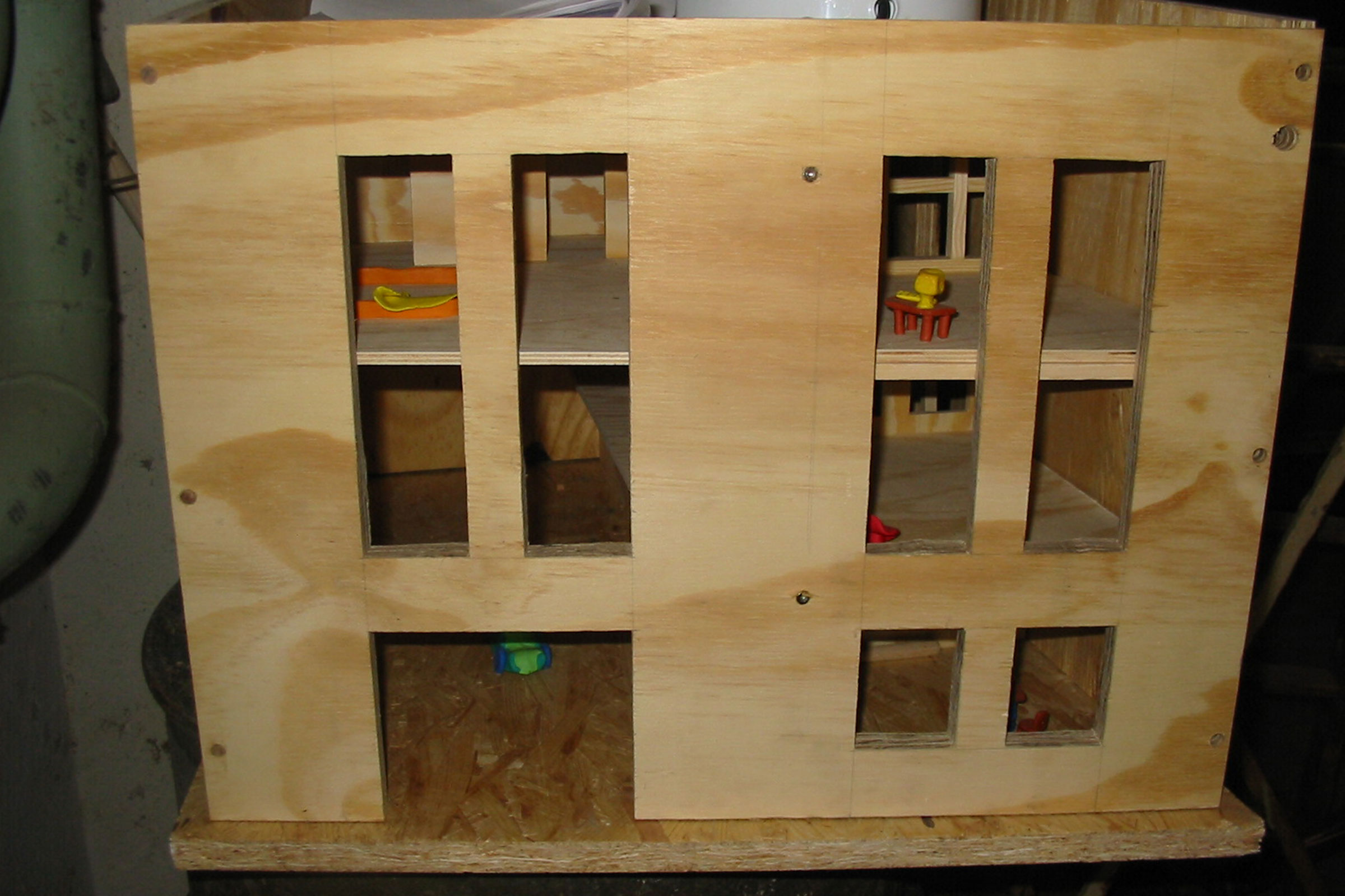 Maison de poupée en bois avec plusieurs pièces