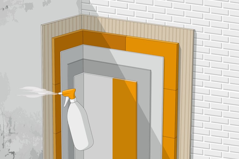 Darstellung einer Türdämmung mit einer Sprühflasche zur Vorbereitung