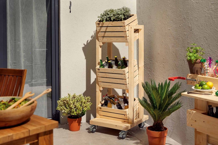 Chariot à boissons roulant en bois à trois niveaux pour ranger boissons et plantes en extérieur.