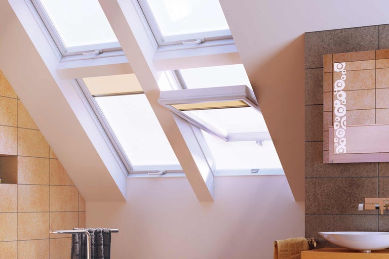 Badezimmer mit Dachfenstern für Tageslicht
