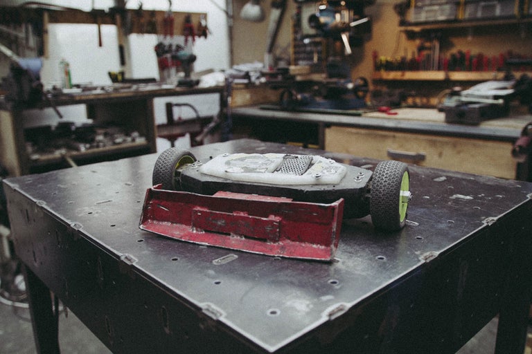 Gros plan d'un robot de combat sur un établi