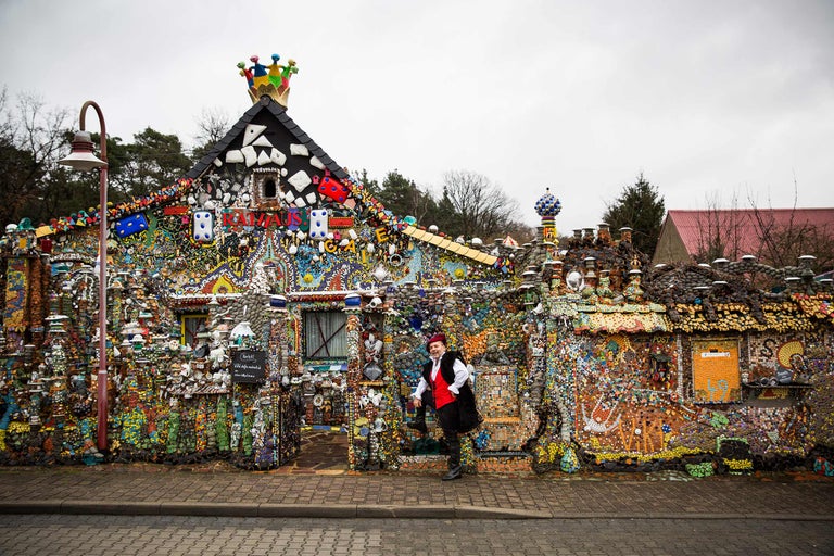 Fantasievoll dekoriertes Gebäude mit Mosaiken und Figuren