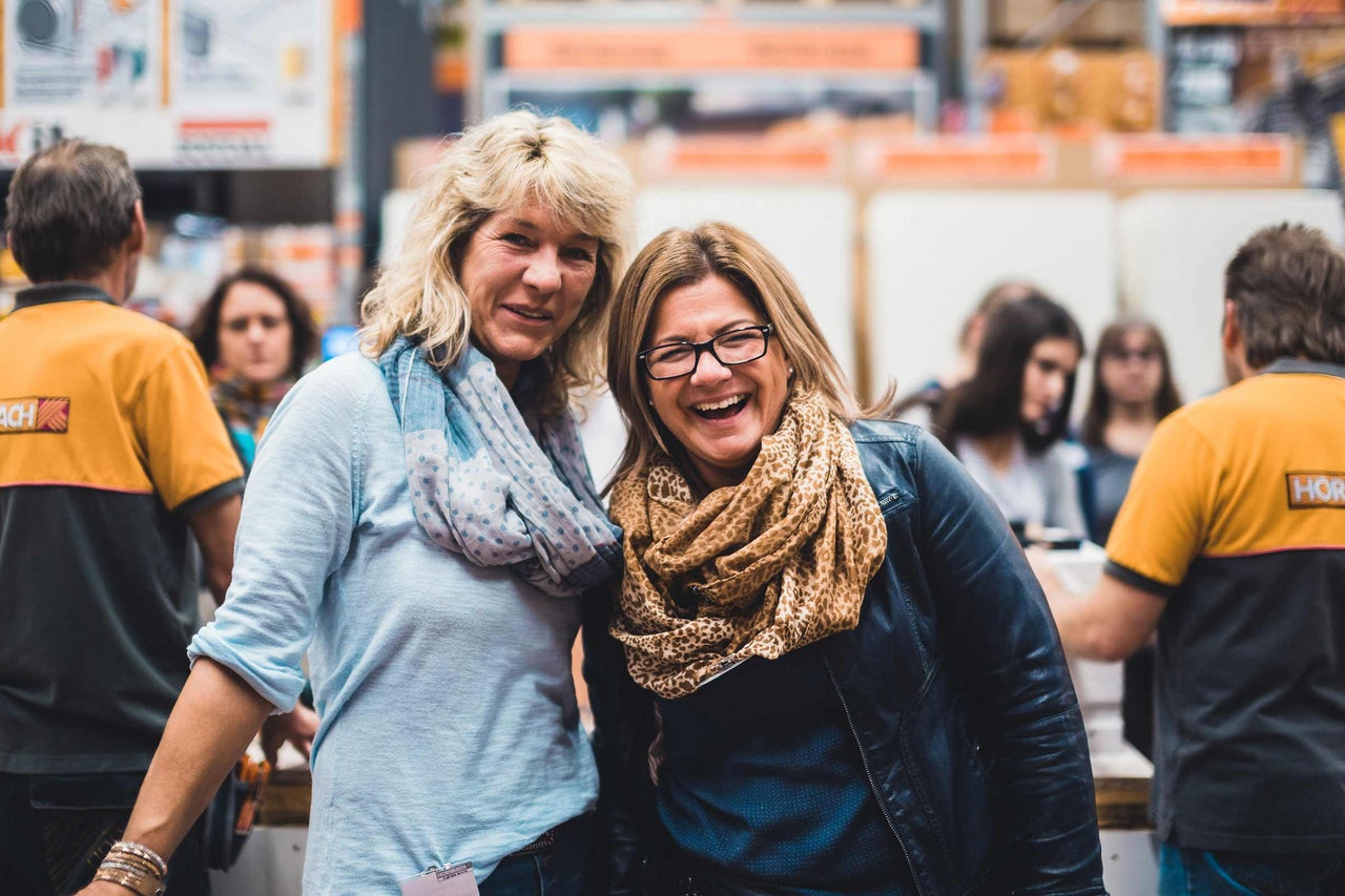 Zwei lachende Frauen im Hornbach Markt