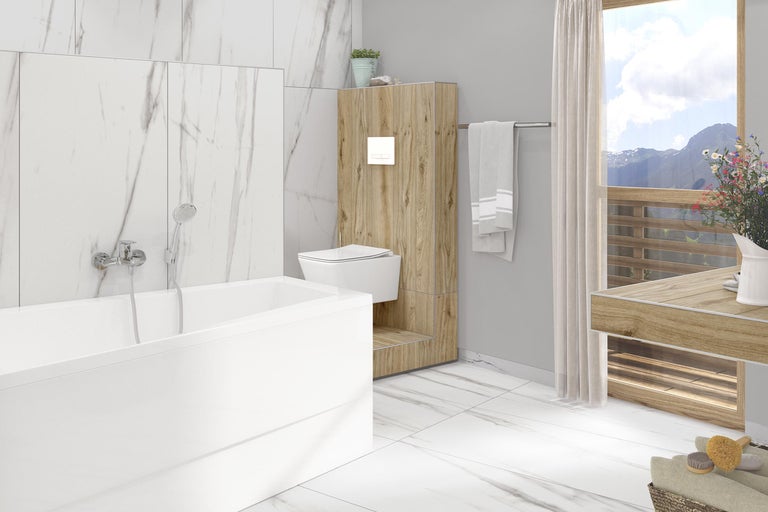 Salle de bain avec baignoire, toilettes et lavabo dans un design clair