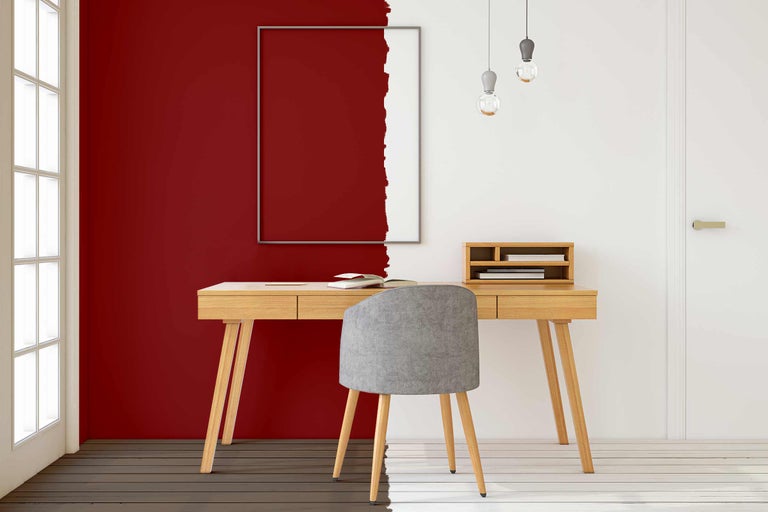 Bureau lumineux avec bureau, chaise et décoration murale