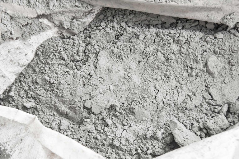 Gros plan de poudre de ciment dans un sac