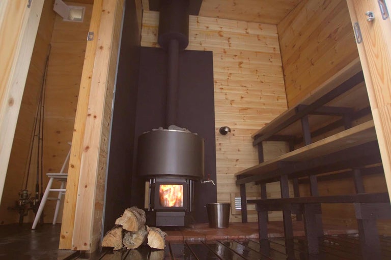 Holzsauna mit Holzofen und Saunabänken