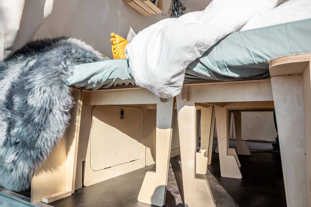 Aménagement intérieur d'un transporteur avec cadre de lit en bois
