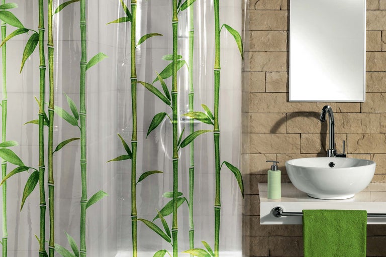 Salle de bains avec lavabo, miroir et rideau de douche à motif bambou