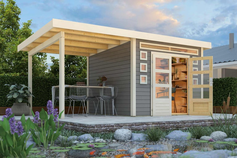 Abri de jardin en bois avec terrasse, table et chaises à côté d'un bassin