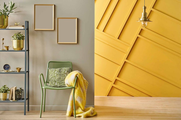 Salon décoratif avec étagères, chaise, coussin, couverture et décoration murale