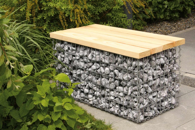 Gabionenbank mit Holzauflage im Garten