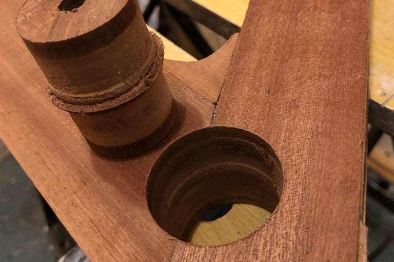 Pièce de bois avec trou et tige en bois