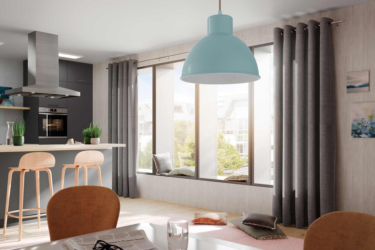 Espace de vie avec cuisine, tabourets, table à manger, suspension et rideaux