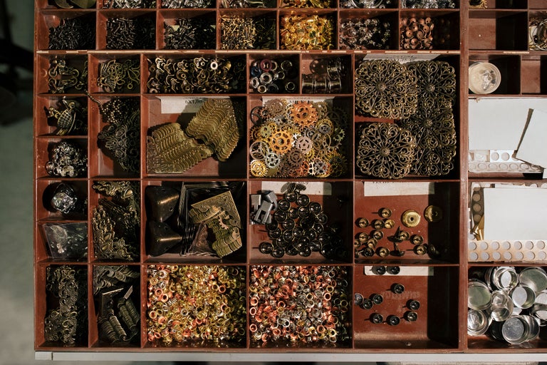 Boîte de tri remplie de divers matériaux de bricolage et accessoires