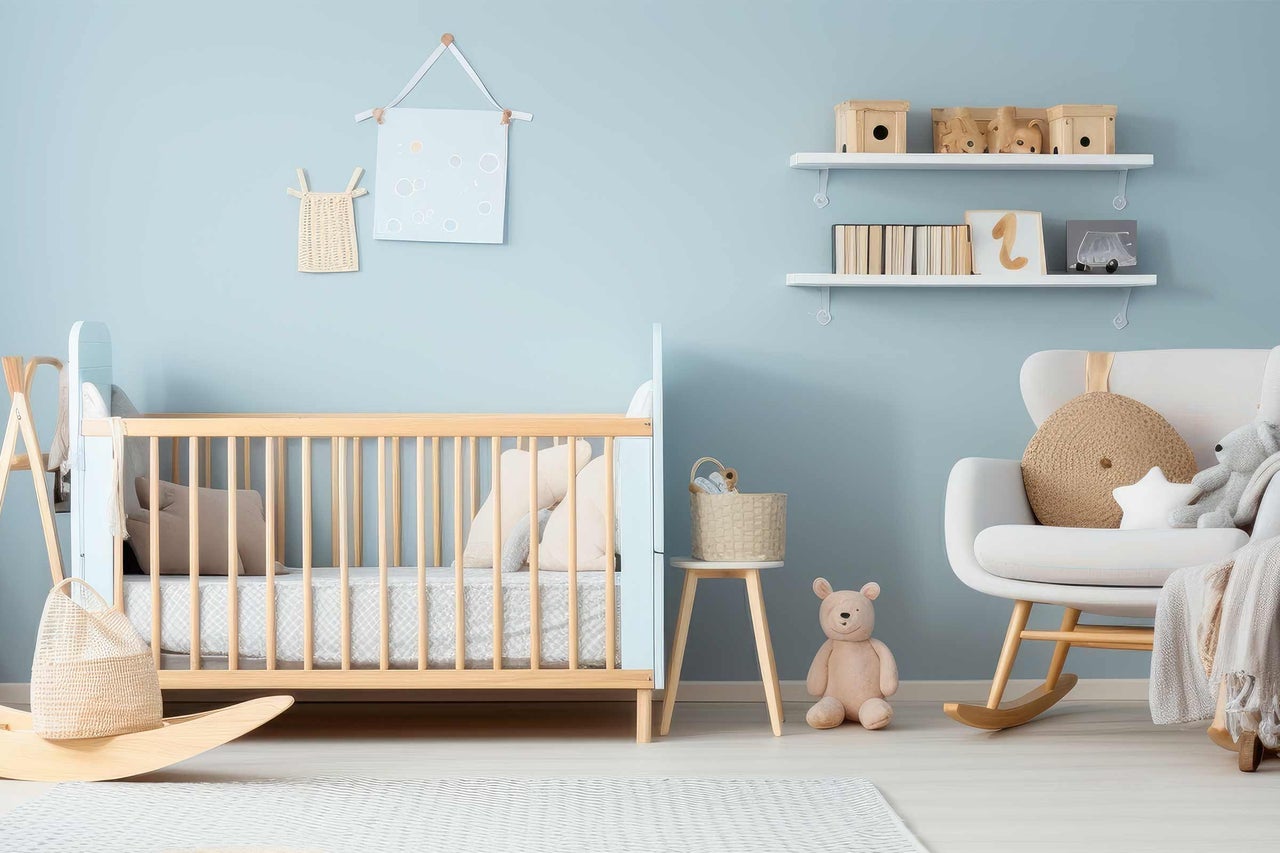Chambre d'enfant lumineuse avec lit de bébé, fauteuil à bascule et étagères
