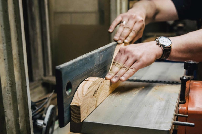 Handwerker bearbeitet Holz mit einer Hobelmaschine