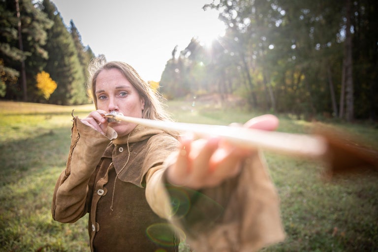 Frau mit Pfeil und Bogen im Wald