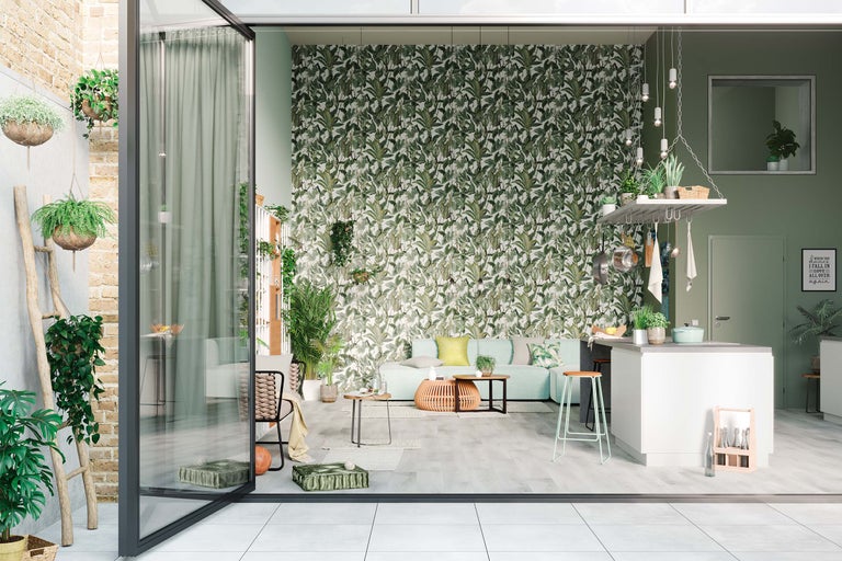 Helles Wohnzimmer mit botanischer Tapete, Sitzmöbeln und Terrassentür