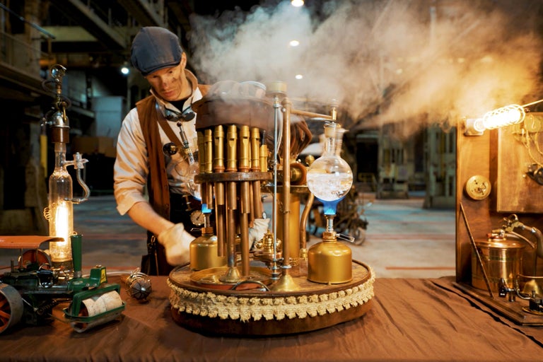 Scène steampunk avec une personne travaillant sur un appareil complexe, comprenant des tuyaux, des ampoules et de la vapeur.