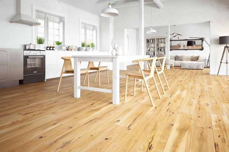 Helle, moderne Küche mit Holzboden, Esstisch und Stühlen