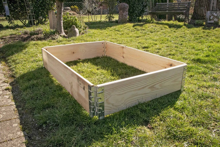 Hochbeet aus Holz auf Rasen
