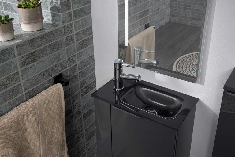 Salle de bains avec meuble-lavabo, miroir et porte-serviettes