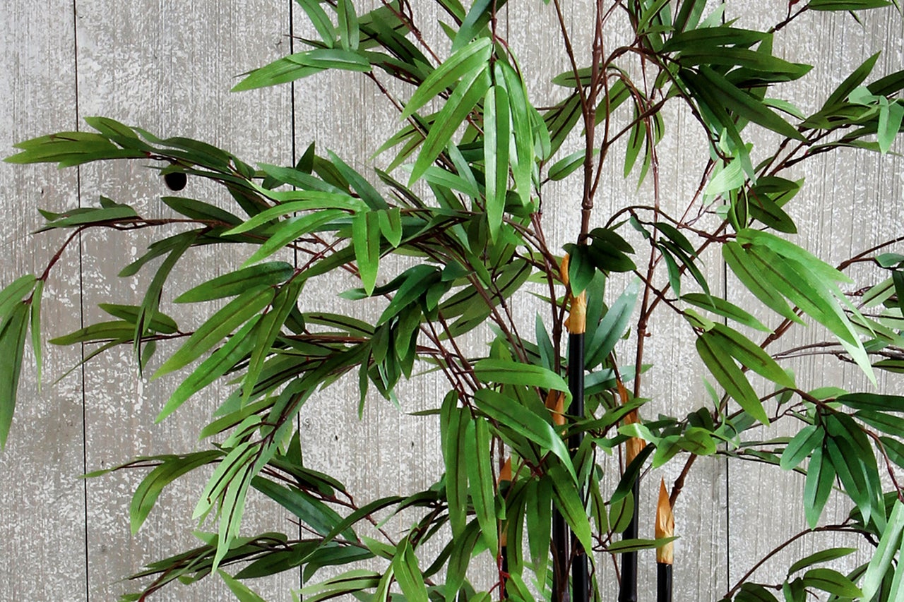 Bambou artificiel avec des feuilles vertes.