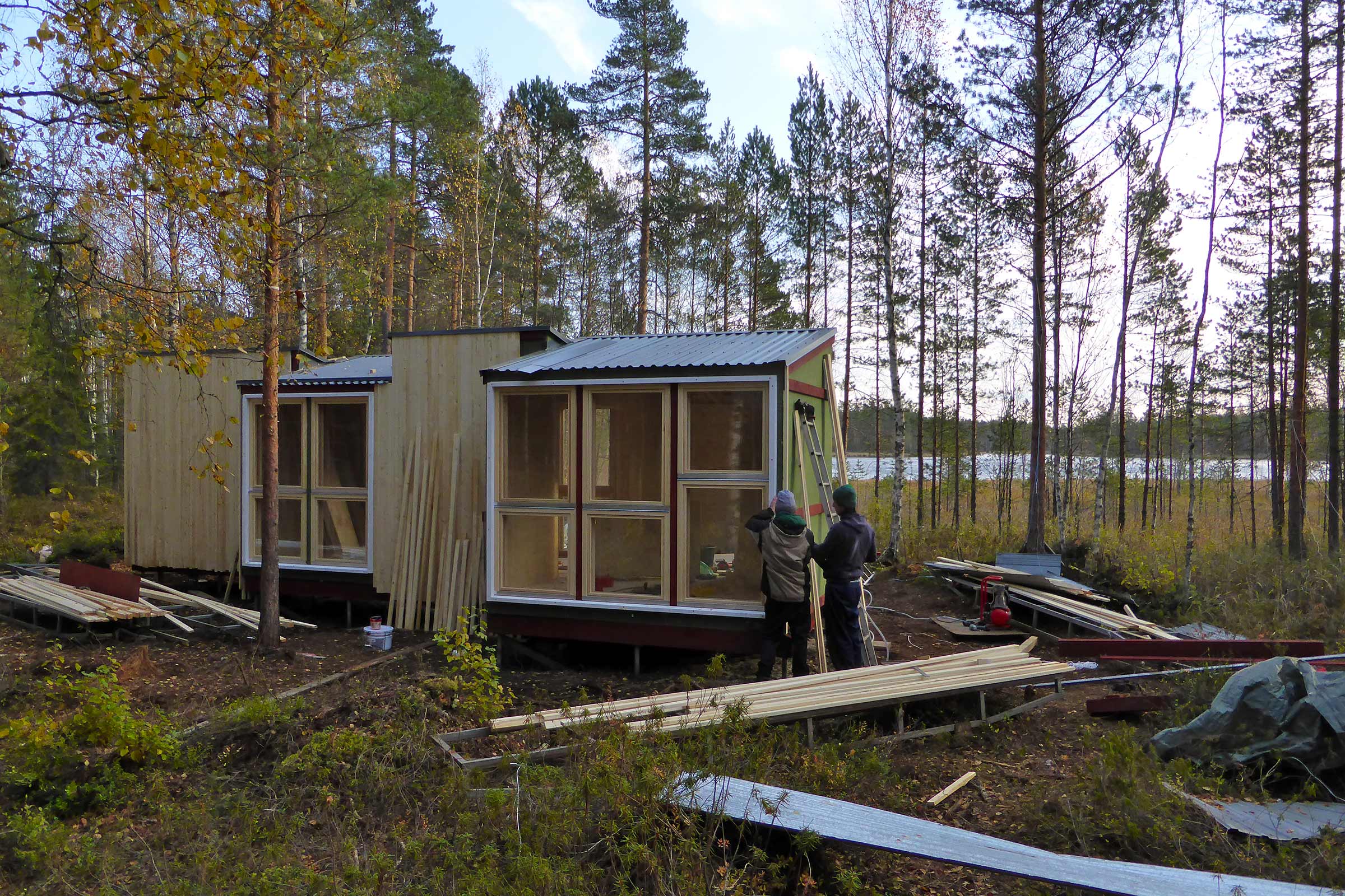 Maison en bois en construction dans un paysage forestier