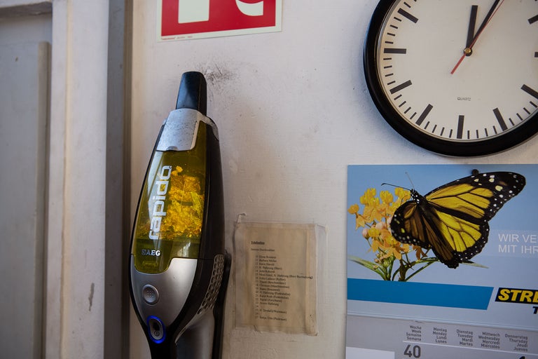 Aspirateur sans fil AEG, horloge murale, liste téléphonique et calendrier accrochés au mur
