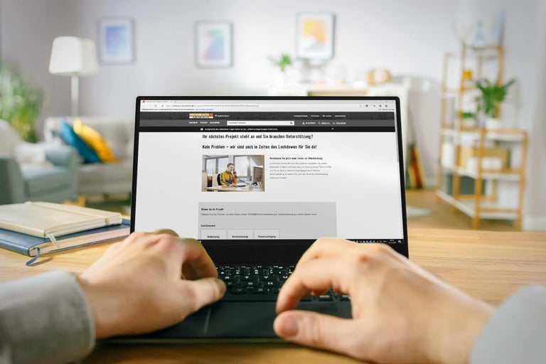 Person tippt auf einem Laptop mit der Hornbach Webseite.