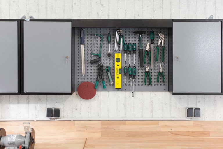 Werkstattwand mit Werkzeugschrank und verschiedenen Werkzeugen