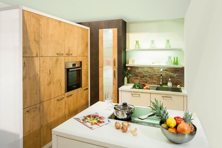 Helle Küche mit Holzschränken, Kochfeld und Spüle