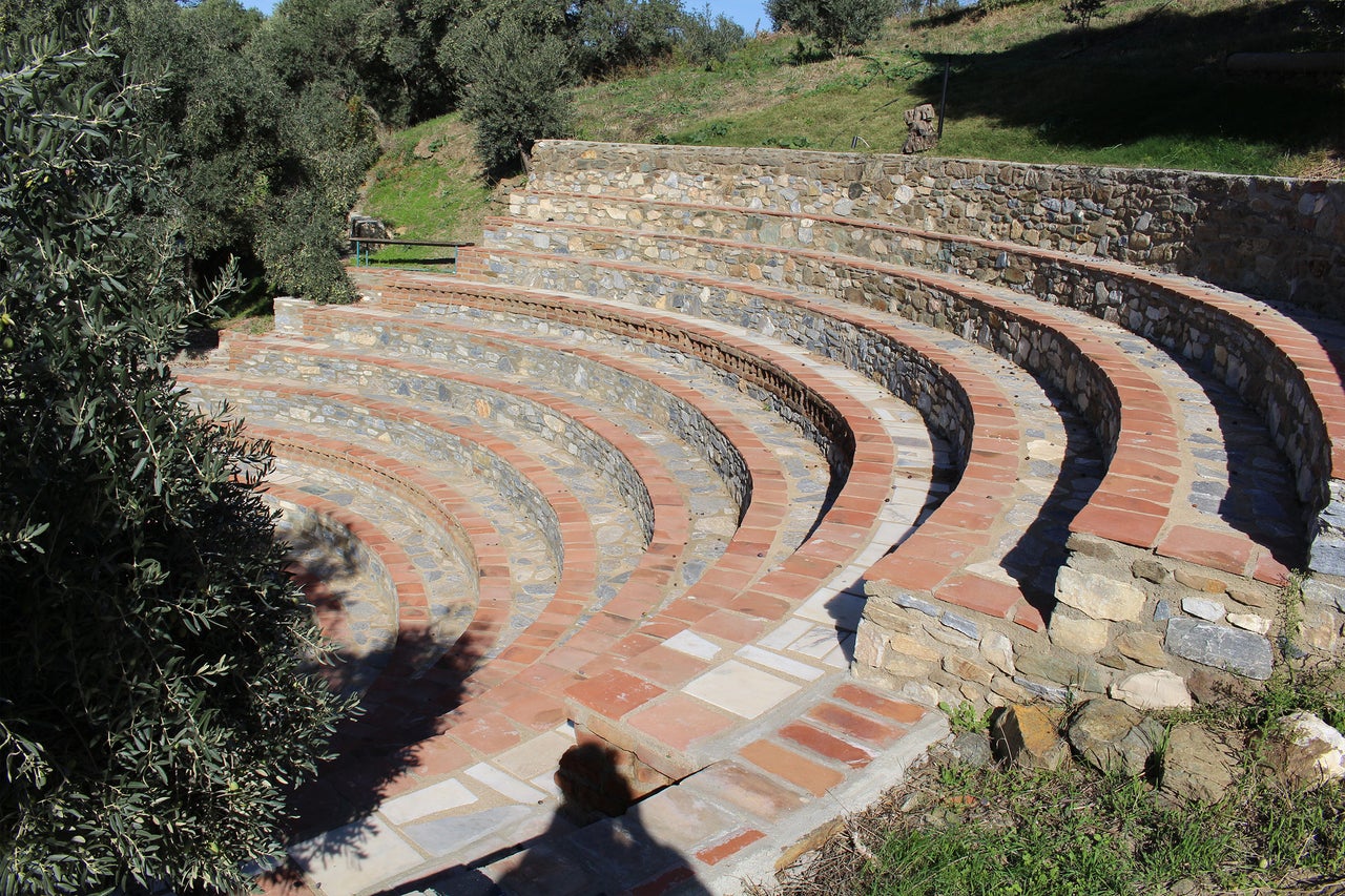 Amphithéâtre avec marches en pierre et mur de pierre