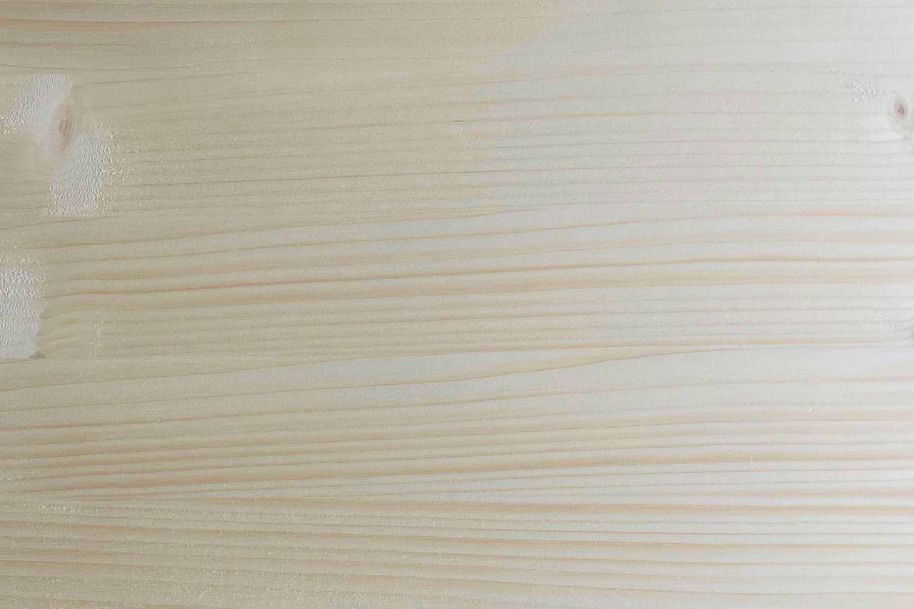 Gros plan d'une surface en bois clair avec grain